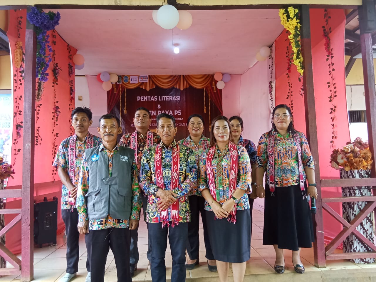 kadisdikbud-buka-acara-pentas-literasi-dan-panen-raya-p-5-sd-n-15-melayang-450487