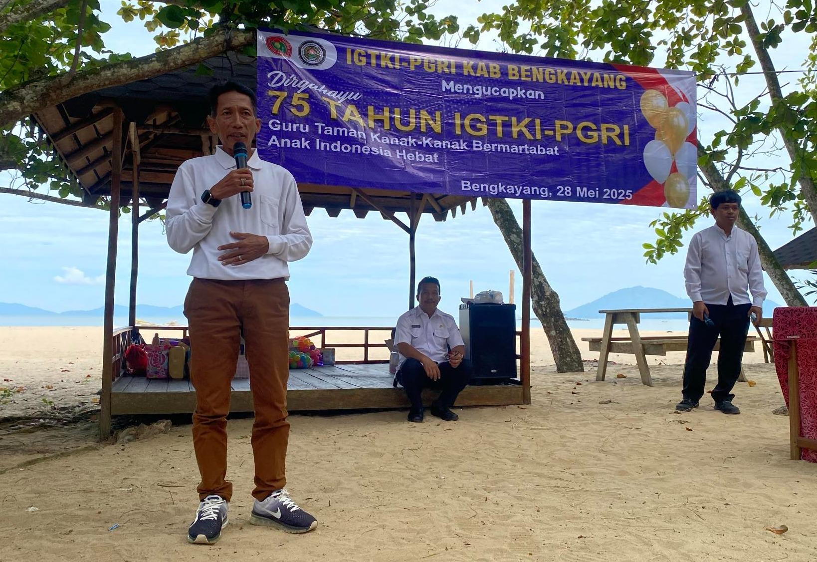 semarak-hut-ke-75-igtki-pgri-bengkayang-di-pantai-mimiland-tegaskan-komitmen-dukung-wajib-belajar-13-tahun-573698